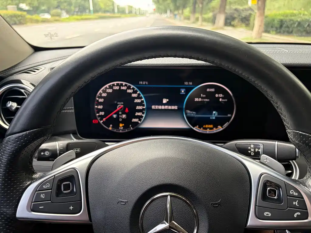 Mercedes-Benz E-Class — миниатюра 12
