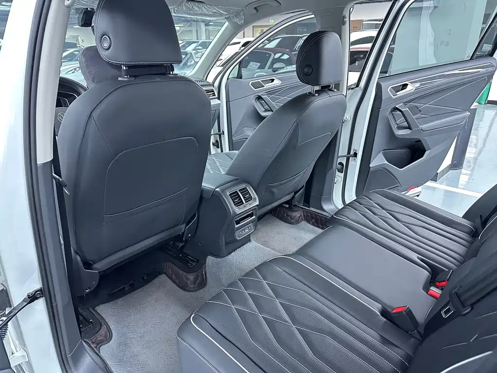 Volkswagen Tiguan L — миниатюра 11