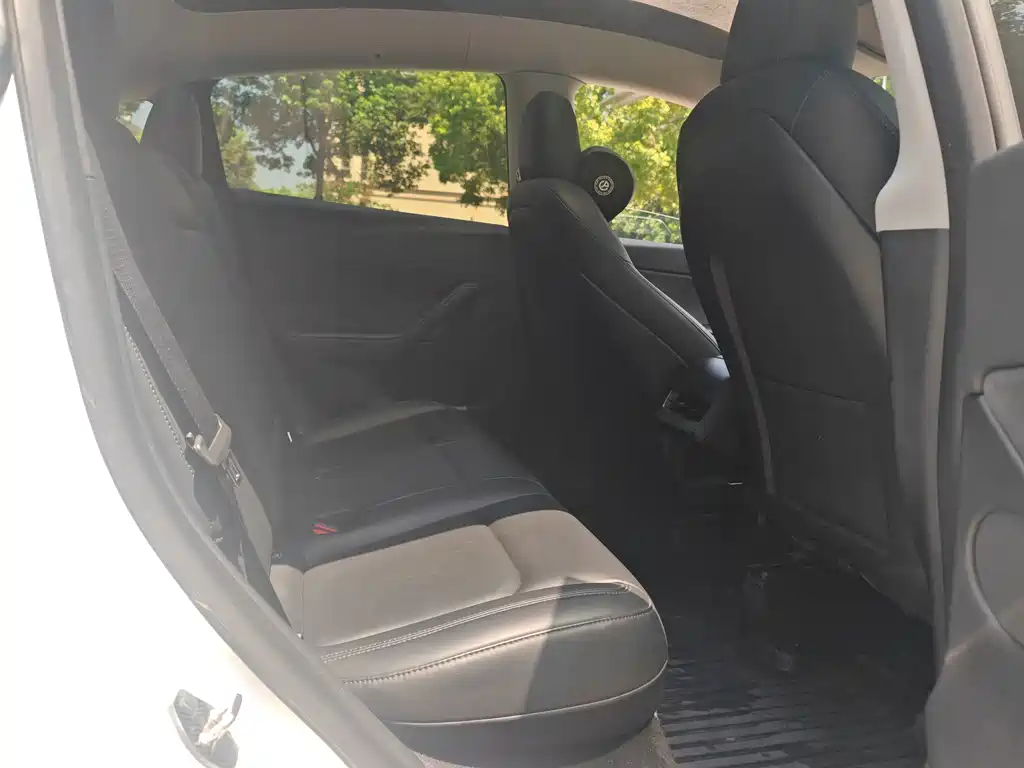 Tesla Model Y — миниатюра 9