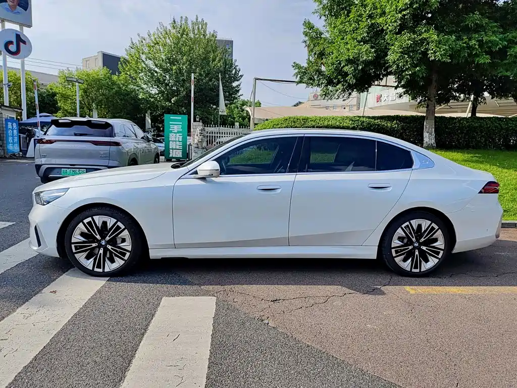 BMW 5 Series — миниатюра 3
