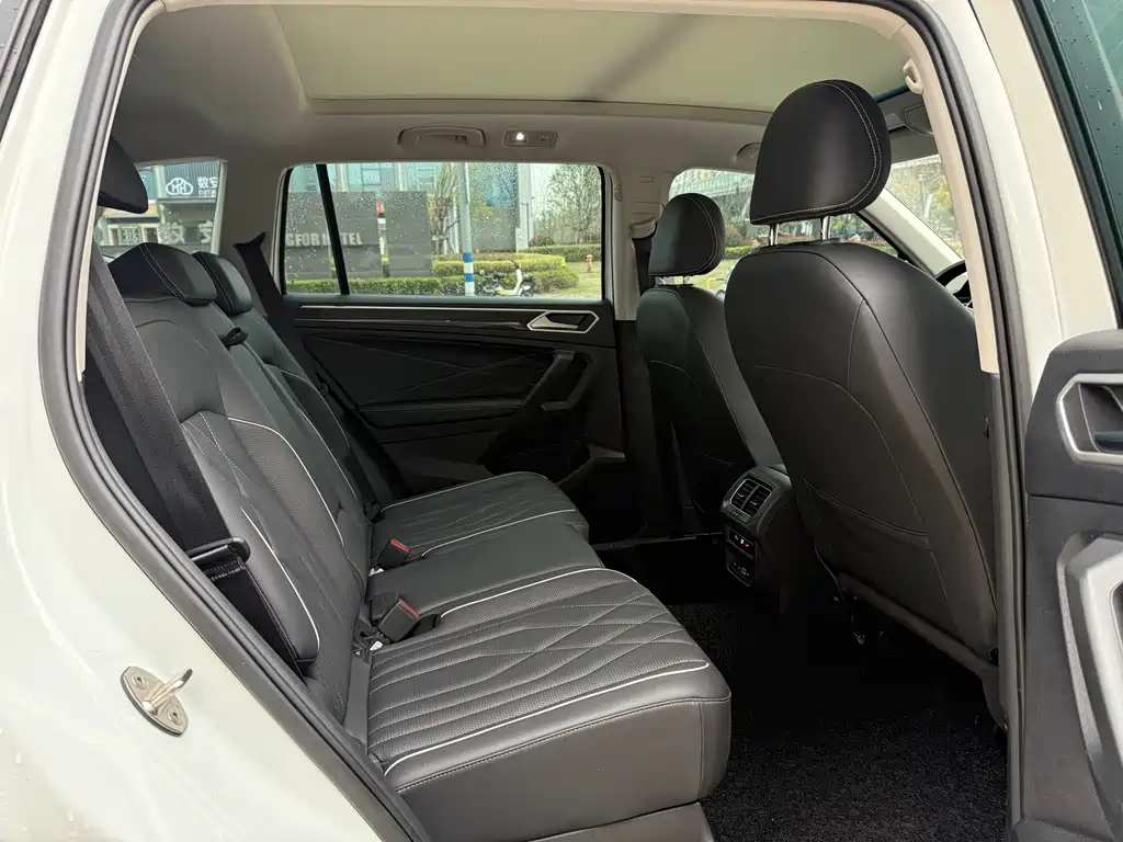 Volkswagen Tiguan L L 2023 300TSI AT Smart