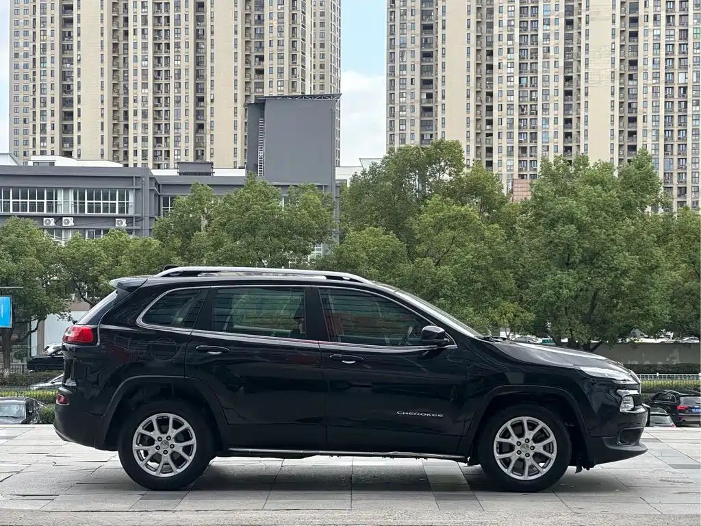 Jeep Cherokee — миниатюра 4
