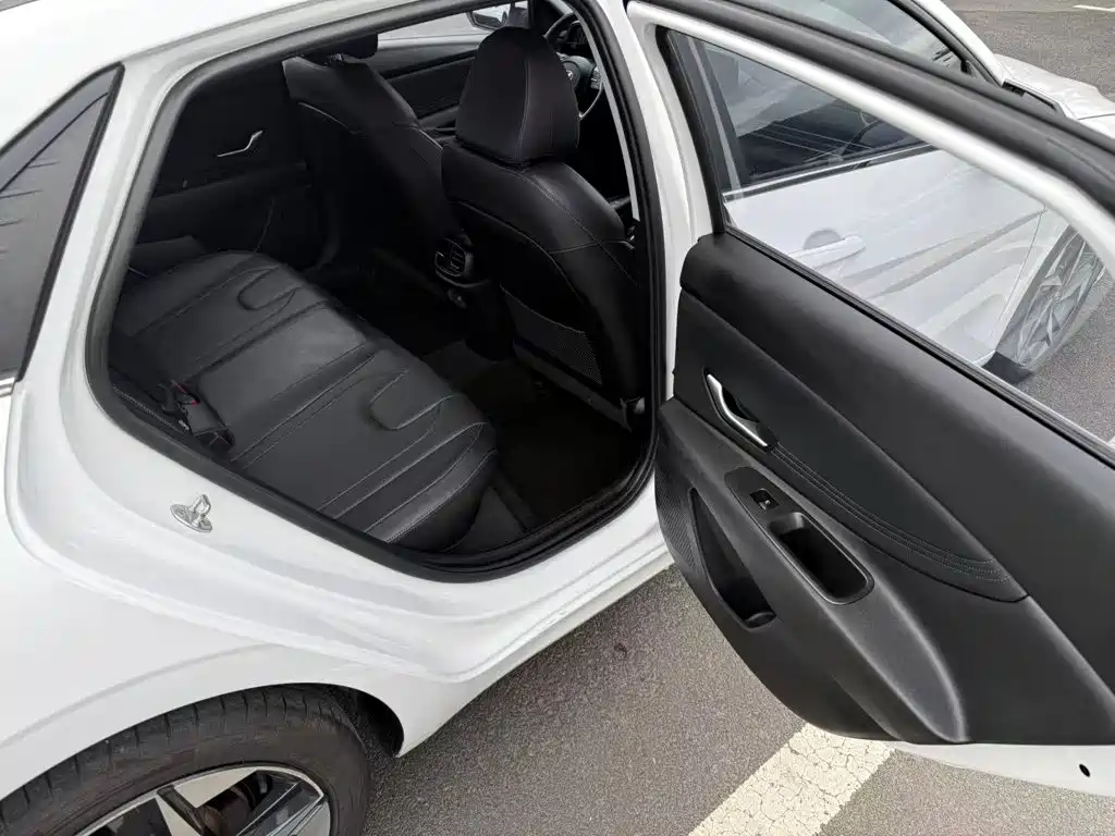 Hyundai Elantra 2023 Белый из Китая