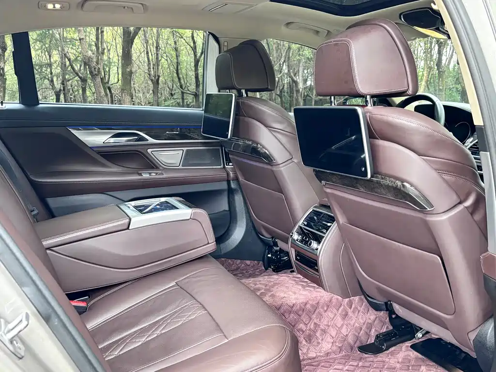 BMW 7 Series — миниатюра 5