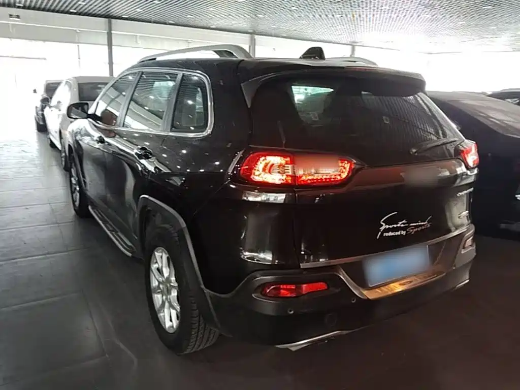 Jeep Cherokee — миниатюра 5