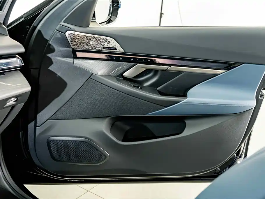 BMW 5 Series — миниатюра 17