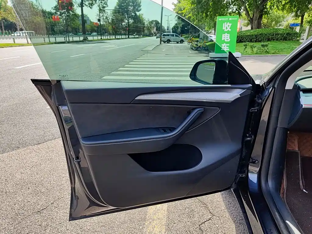 Tesla Model Y — миниатюра 6