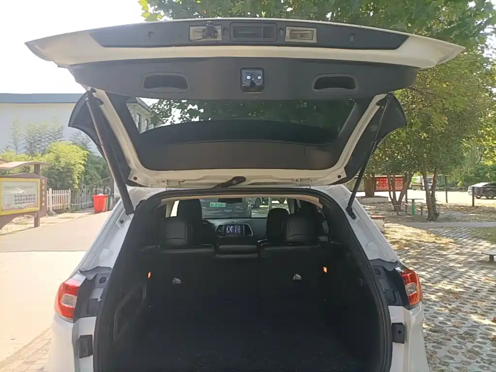 Jeep Cherokee (Import) 2.4L Luxury Edition, фото 15