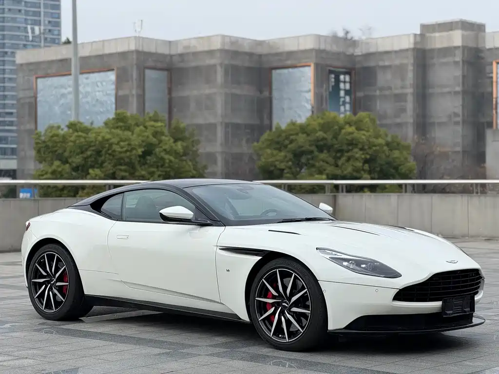 ASTON MARTIN DB11