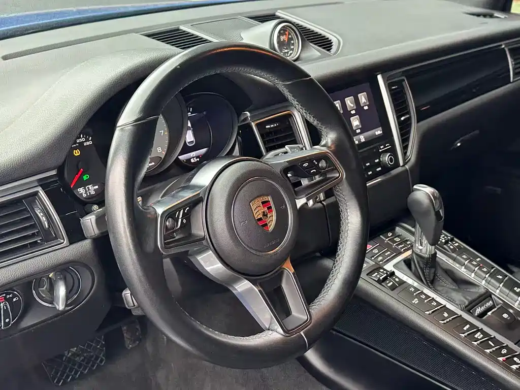 PORSCHE MACAN