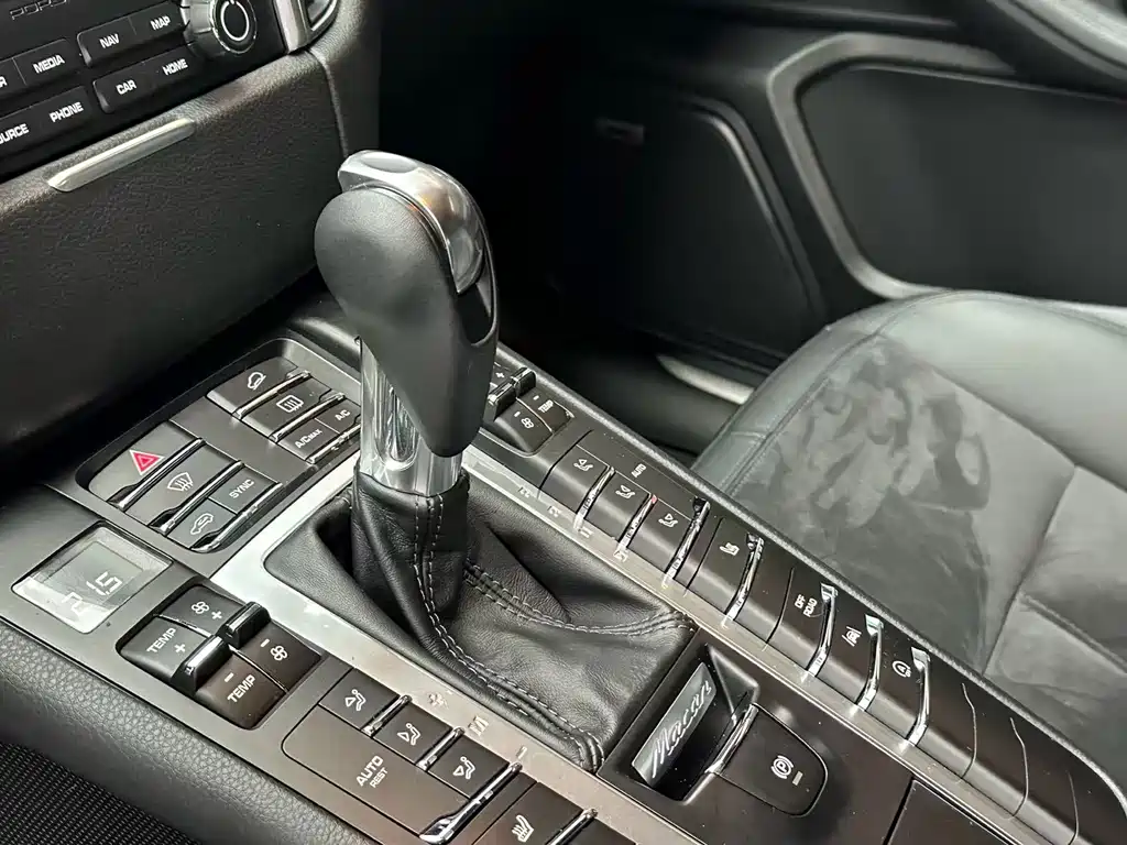 PORSCHE MACAN