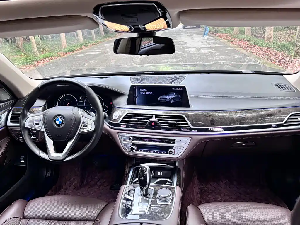 BMW 7 Series — миниатюра 4