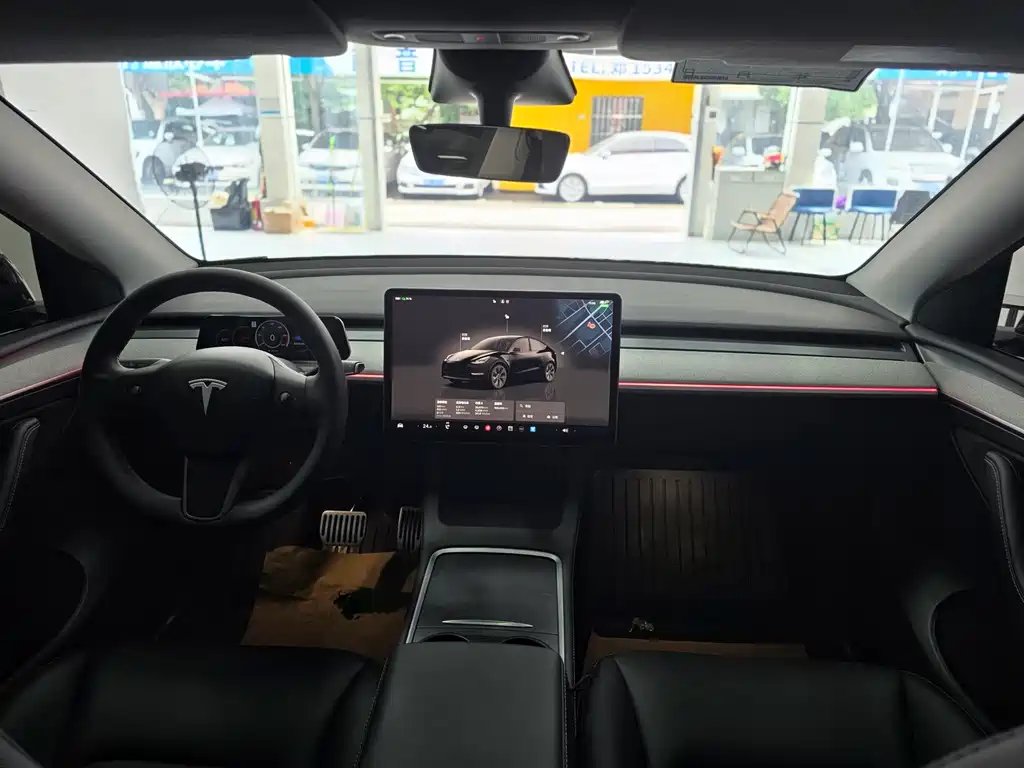 Tesla Model Y — миниатюра 8