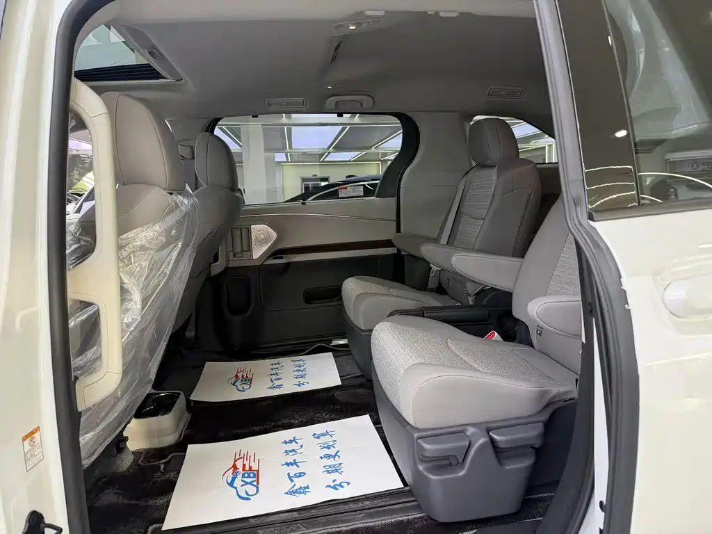 Toyota Sienna — миниатюра 5