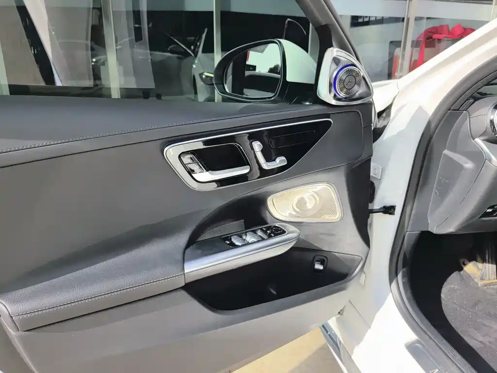 Mercedes-Benz C-Class — миниатюра 12
