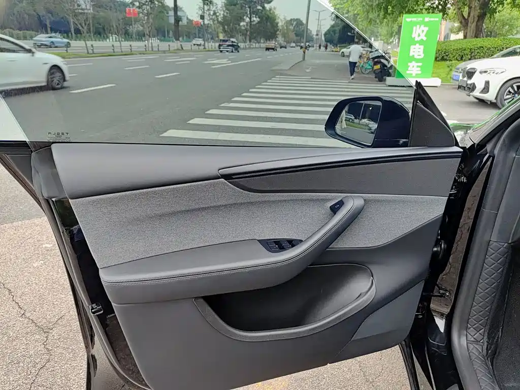 Tesla Model Y — миниатюра 6