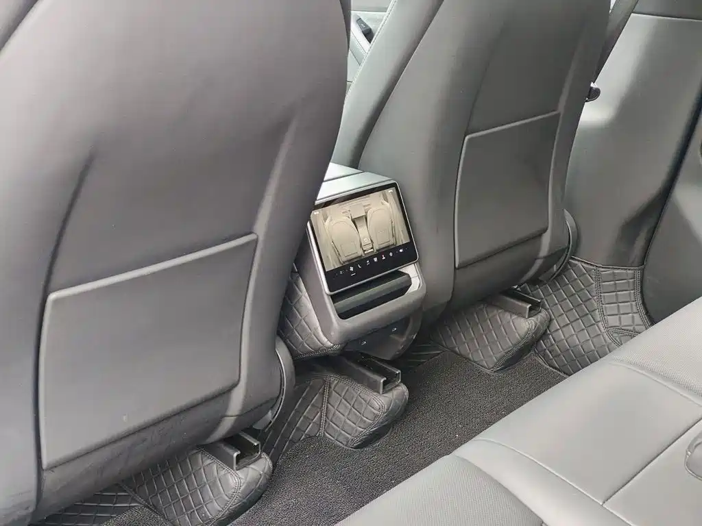 Tesla Model Y — миниатюра 9