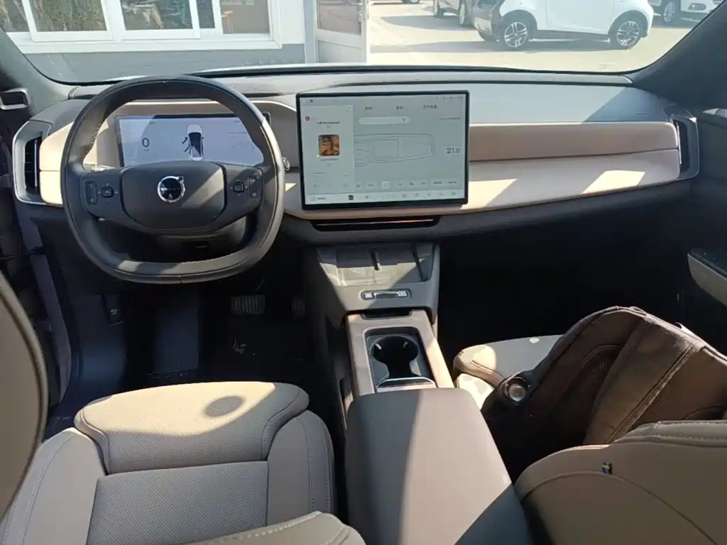 Volvo XC70 PHEV — миниатюра 10