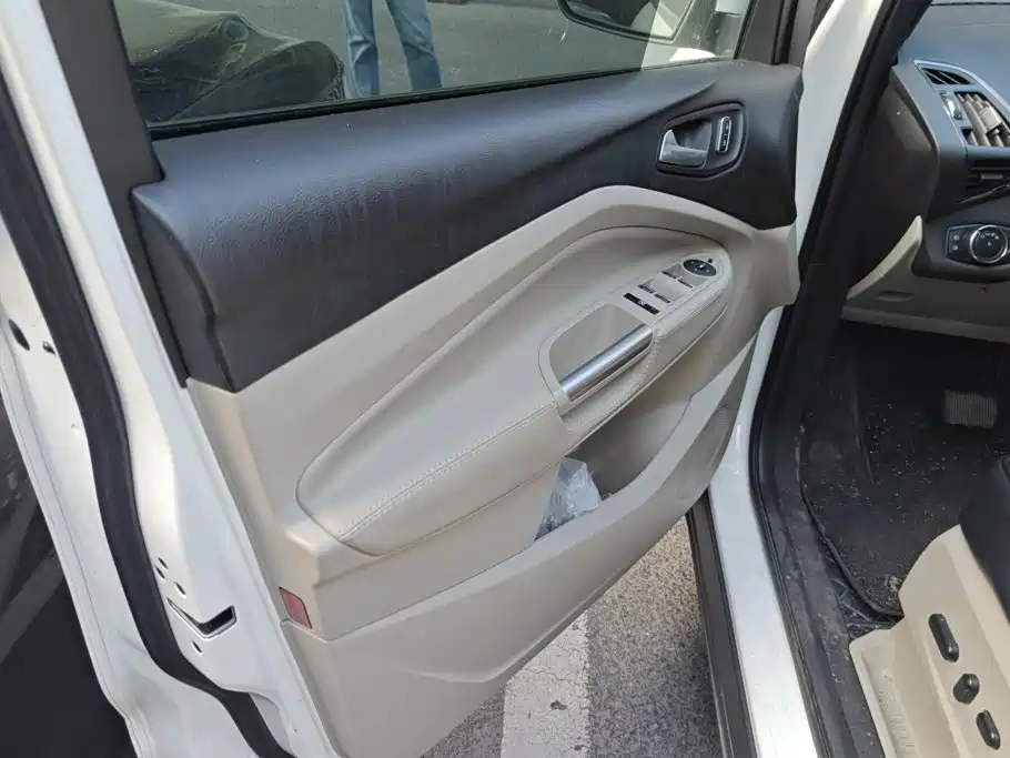 Ford Kuga — миниатюра 7