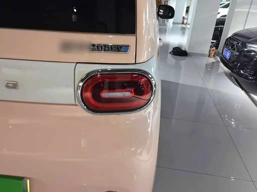 Wuling MINIEV — миниатюра 8