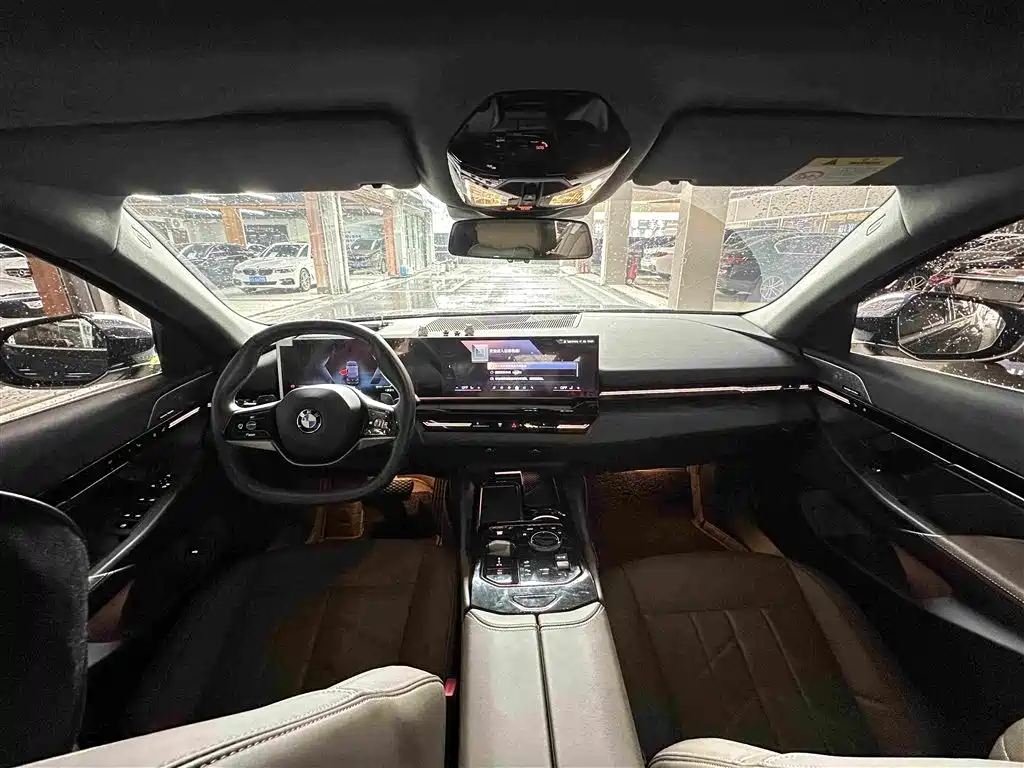 BMW 5 Series — миниатюра 9