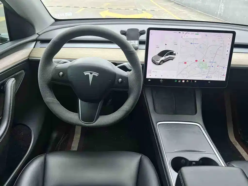 Tesla Model Y — миниатюра 12