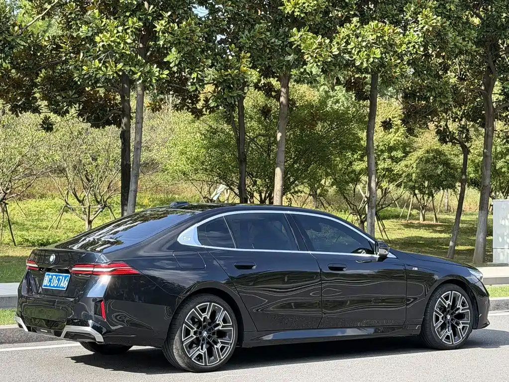 BMW 5 Series — миниатюра 7