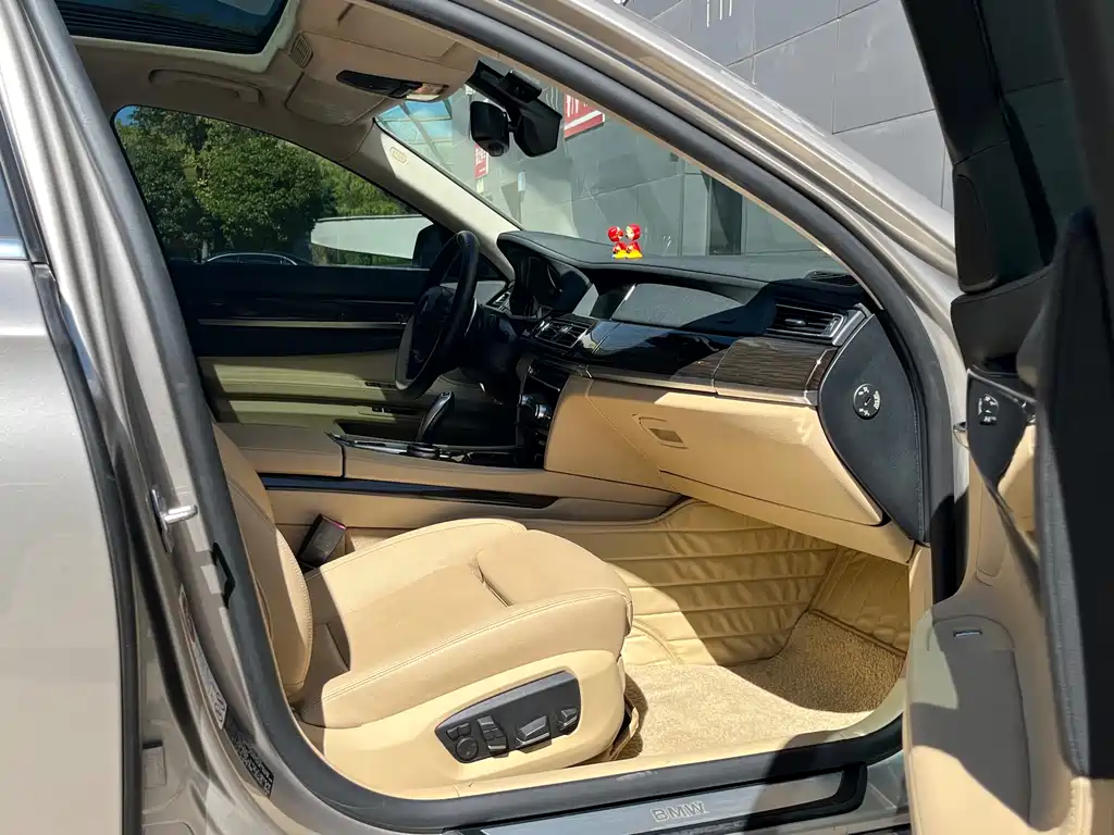 BMW 7 Series — миниатюра 20