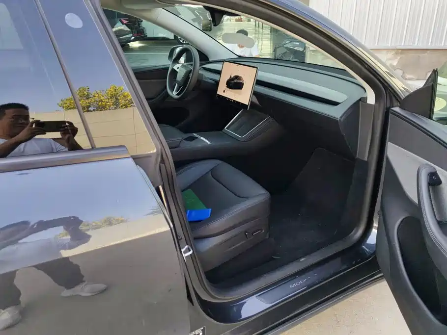 Tesla Model Y — миниатюра 8