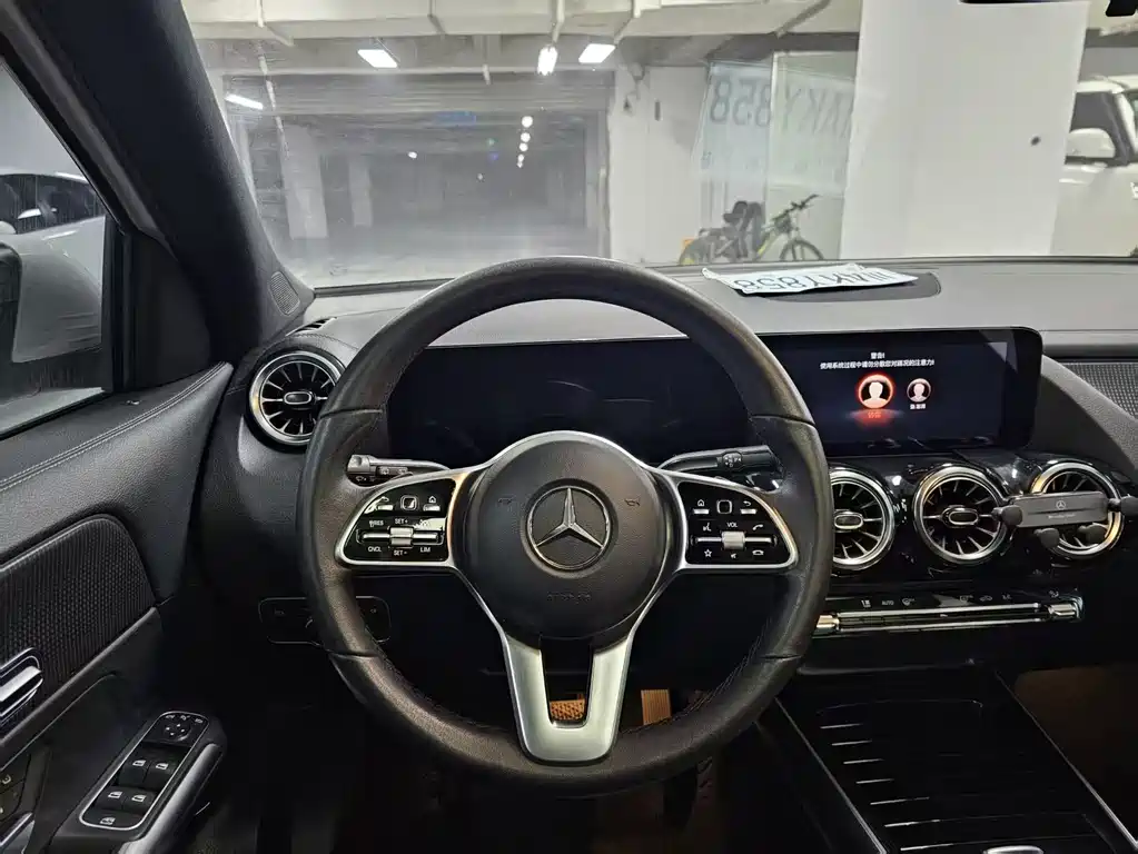 MERCEDES-BENZ GLA