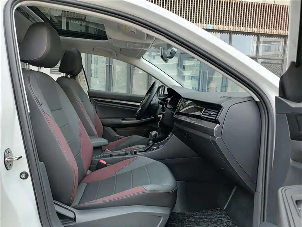 VOLKSWAGEN BORA