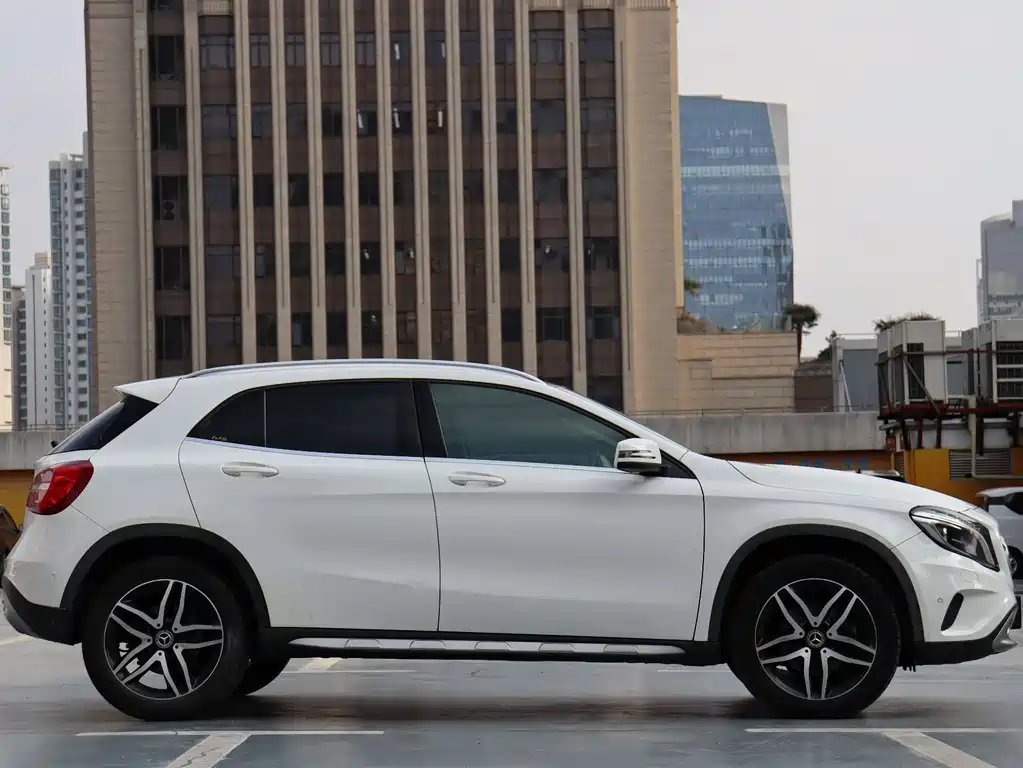 MERCEDES-BENZ GLA