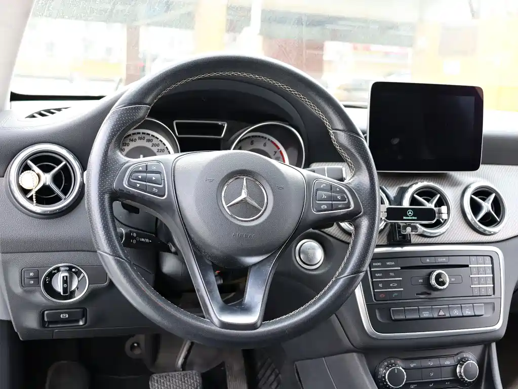 MERCEDES-BENZ GLA