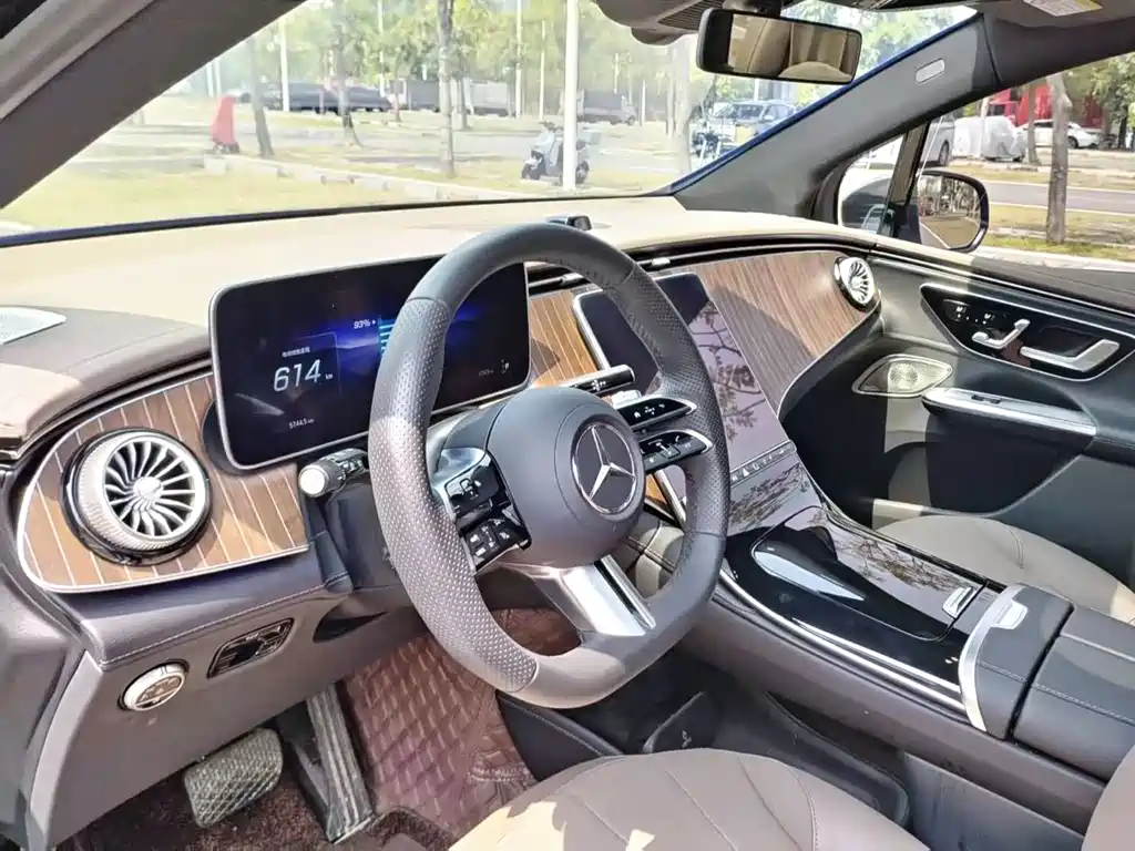 Mercedes-Benz EQE SUV — миниатюра 7
