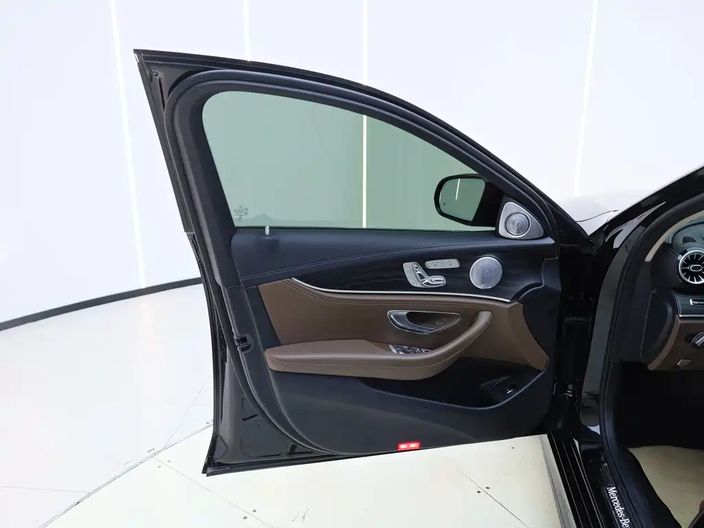 Mercedes-Benz E-Class — миниатюра 30
