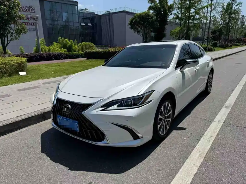 Lexus ES 2024