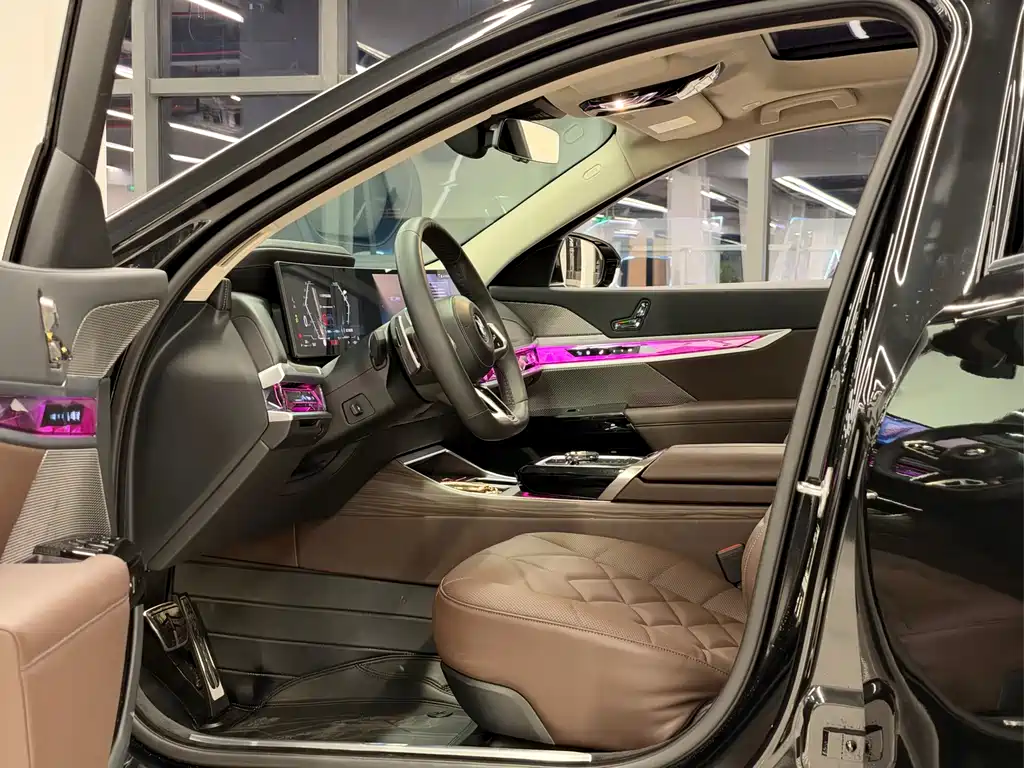 BMW 7 Series — миниатюра 6