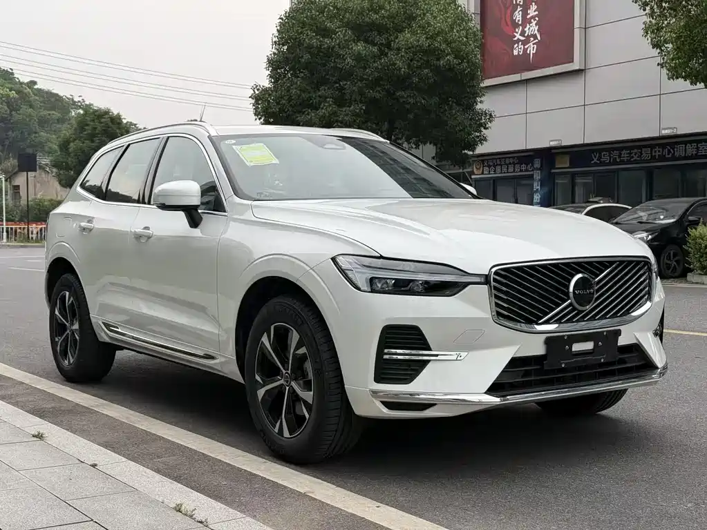 Volvo XC60 2026 B5 Luxury