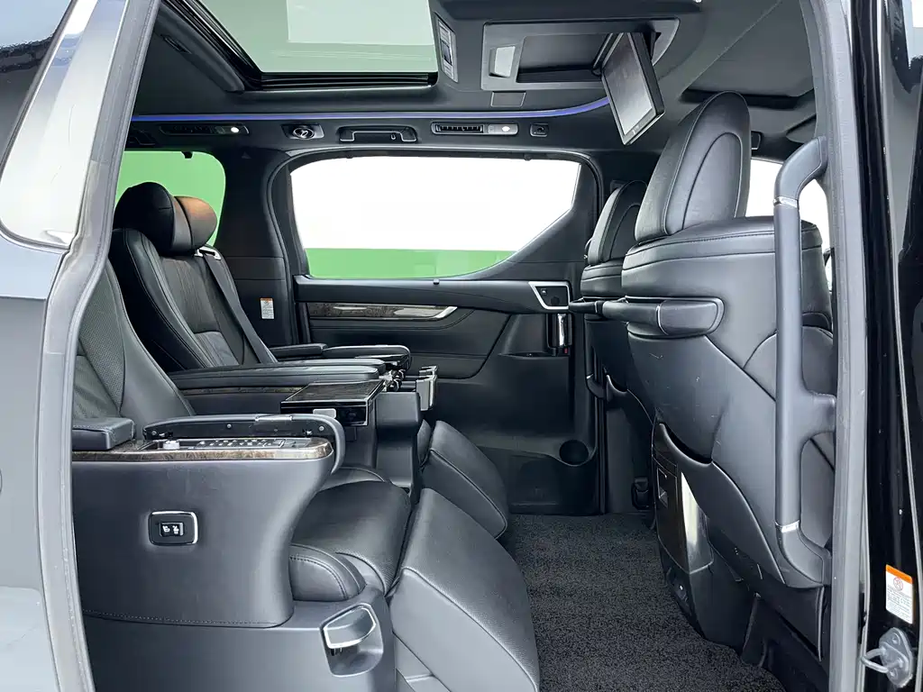 Toyota Alphard — миниатюра 7