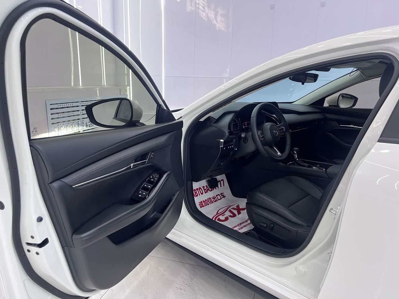 Mazda Mazda3 Axela 2.0 л 2023 г. Белый, пробег 18000 км