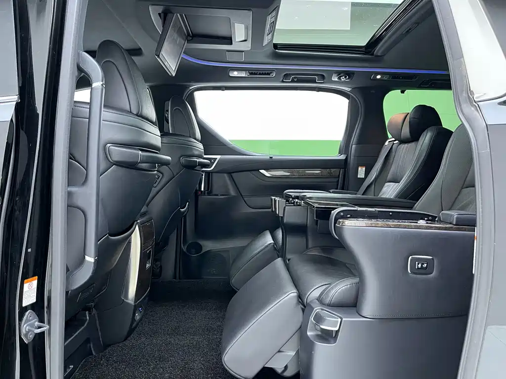 Toyota Alphard — миниатюра 12