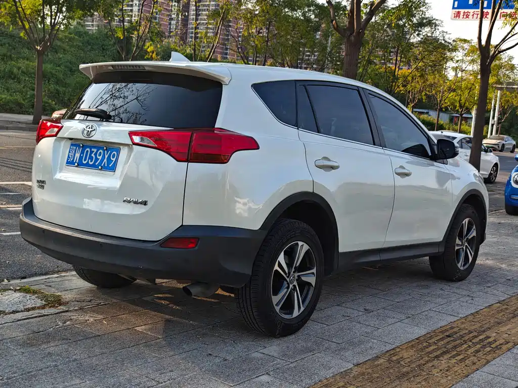 Toyota RAV4 — миниатюра 7