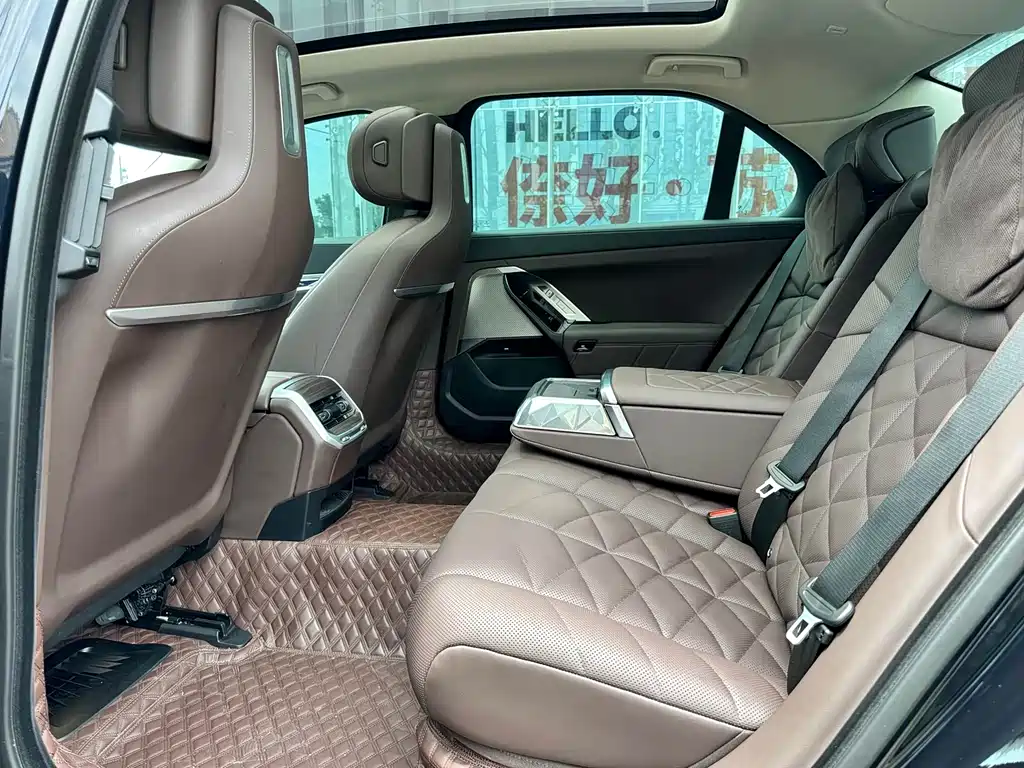 BMW 7 Series — миниатюра 13