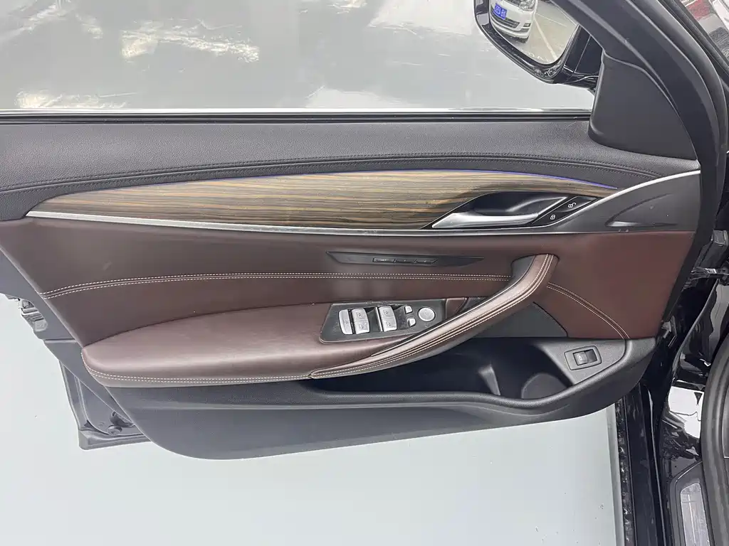 BMW 5 Series — миниатюра 3