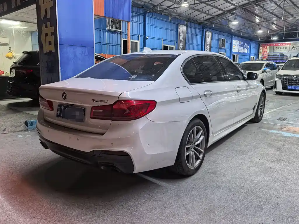 BMW 5 Series — миниатюра 6