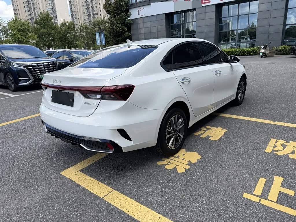 Kia K3 1.5 л 2022 г. Белый, пробег 30900 км