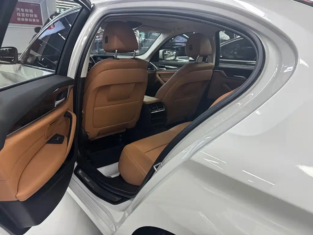 BMW 5 Series — миниатюра 11