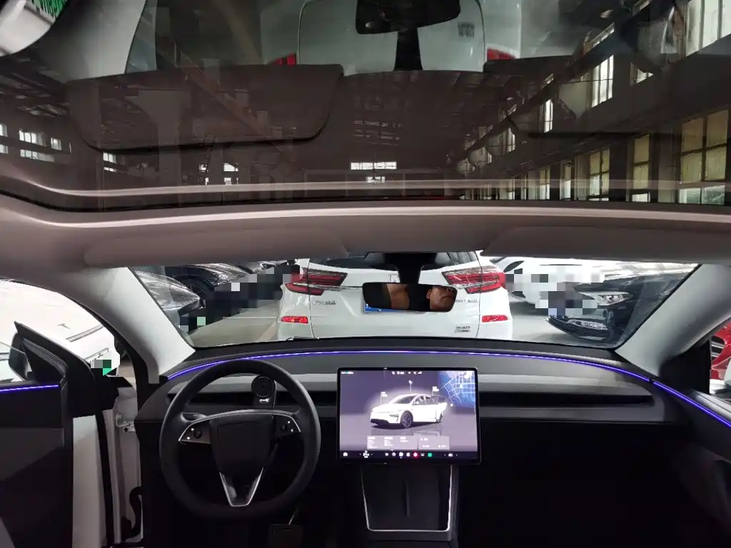Tesla Model Y — миниатюра 18