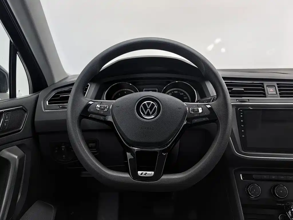 Volkswagen Tiguan L — миниатюра 11