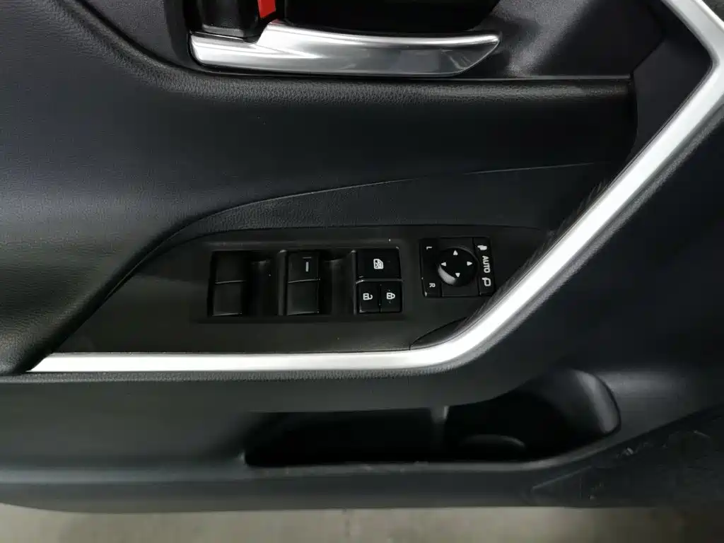 Toyota RAV4 — миниатюра 9
